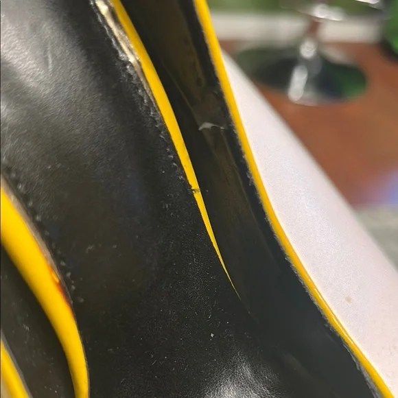 Scene Weaver Yellow and Gold Stiletto Heels with Serpent Embellishment nwot - Picture 9 of 10